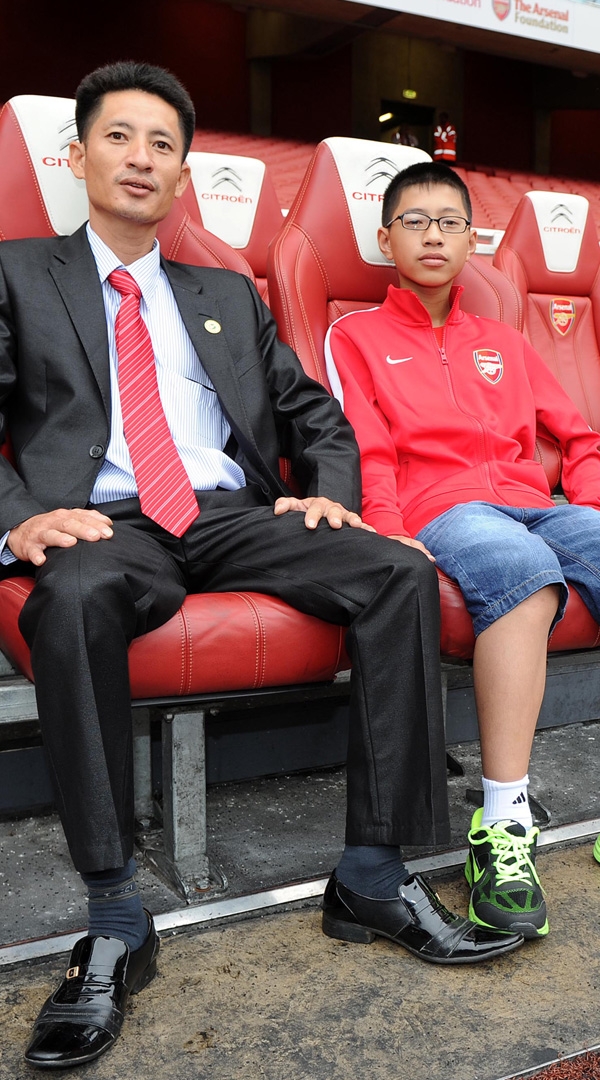 Vietnamese father and son visit Emirates Arsenal stadium